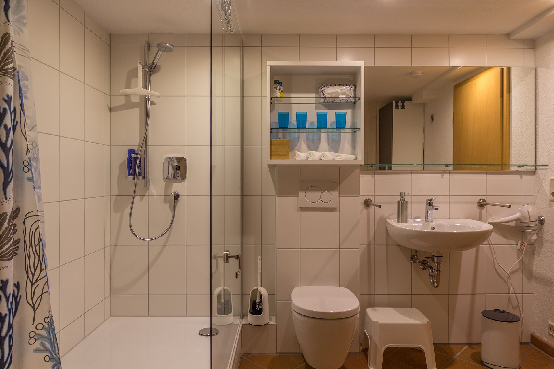Badezimmer 2 — Dusche, WC, Waschbecken