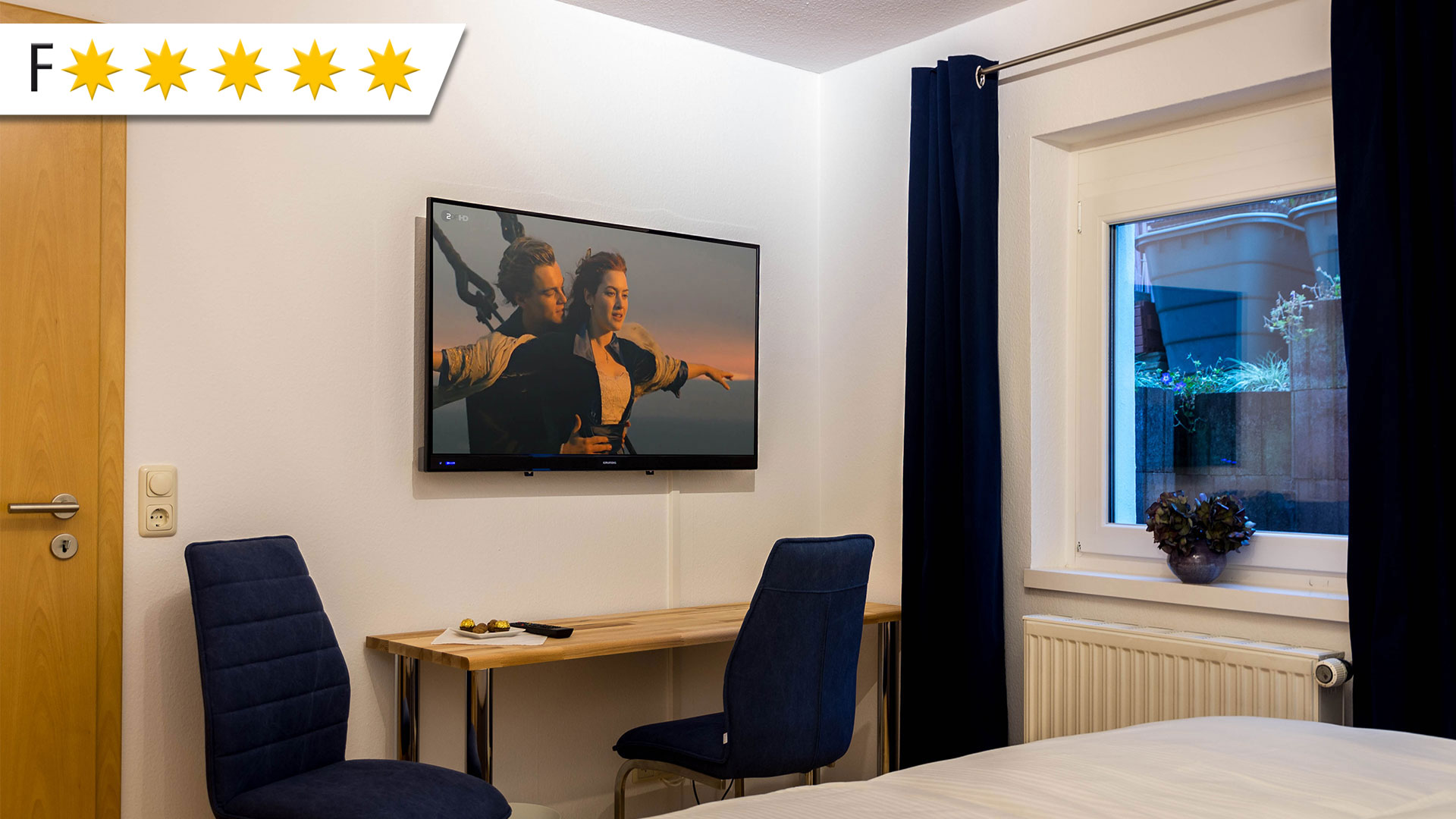 Schlafzimmer mit TV und Schreibtisch