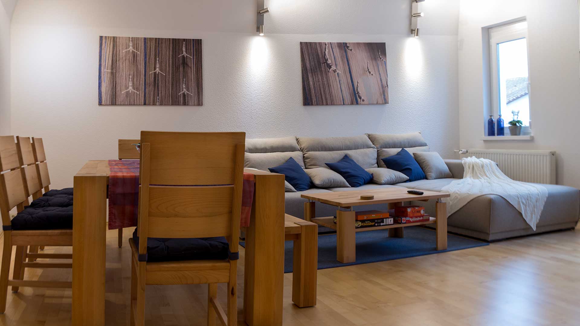 Wohnzimmer mit Sofa und Essbereich