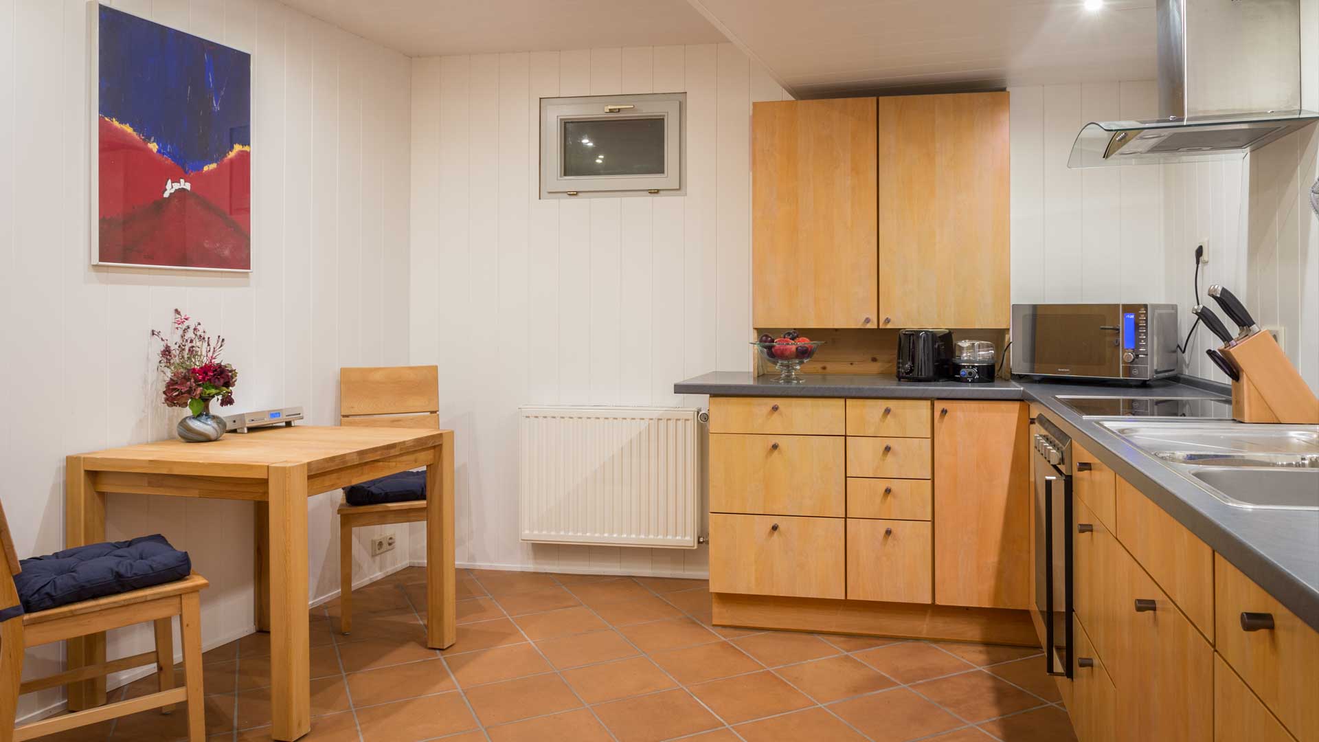 Voll ausgestattete Küche mit Essbereich