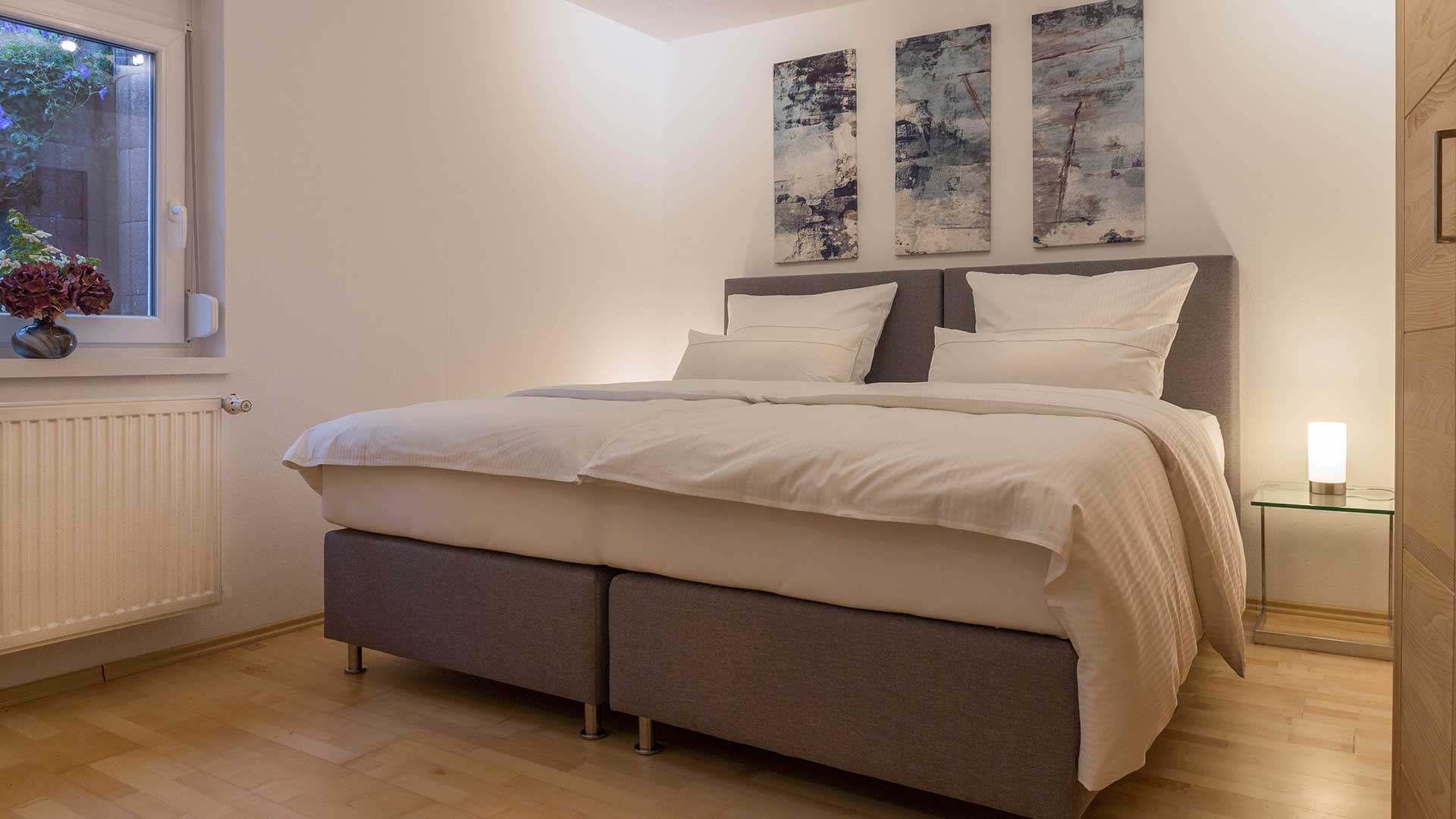 Helles Schlafzimmer mit Doppelbett